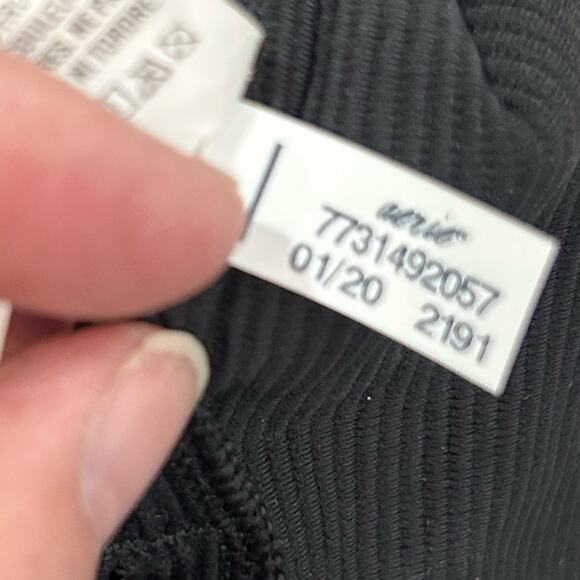 Aerie Black Ribbed V-Neck Tank Top Built-in Shelf Bra Cropped Summer Festival - Picture 12 of 13